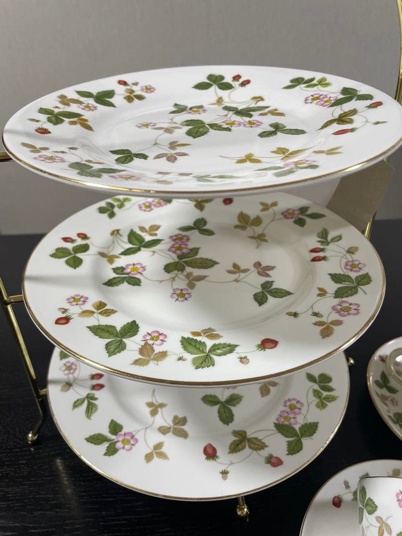 ウェッジウッド ワイルドストロベリーカップソーサープレート＆3段ケーキスタンド付