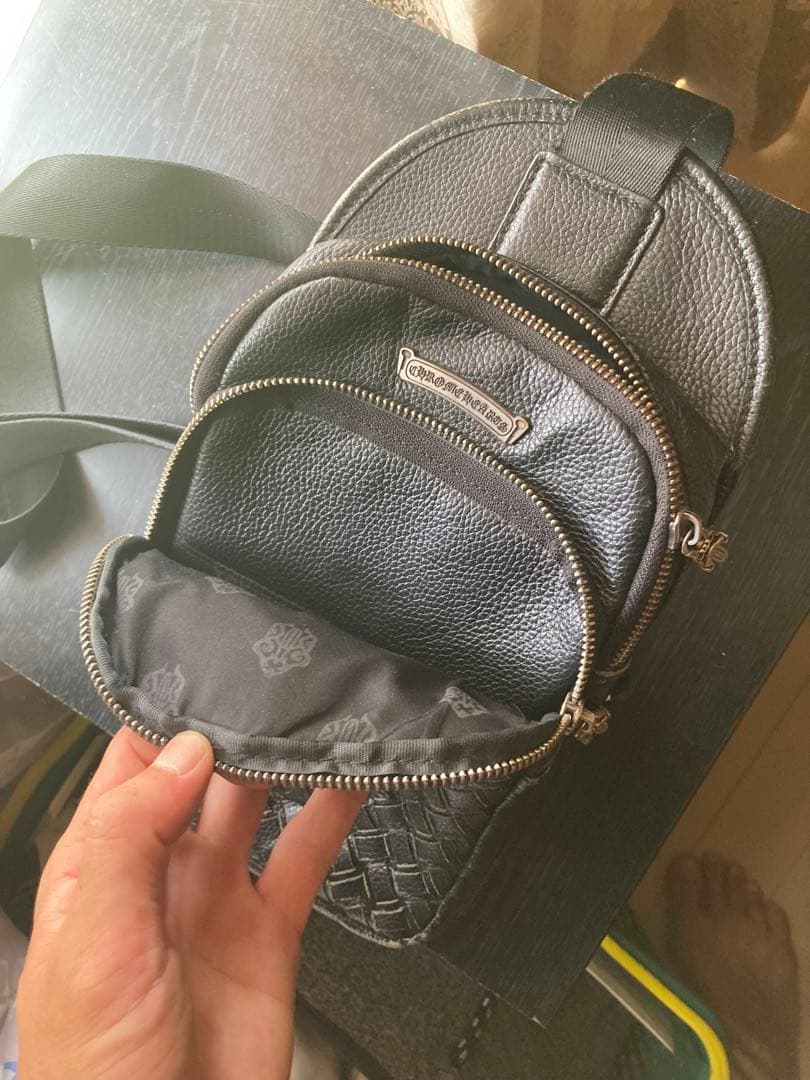 レザーショルダーバッグ フラワーエンブレム付き