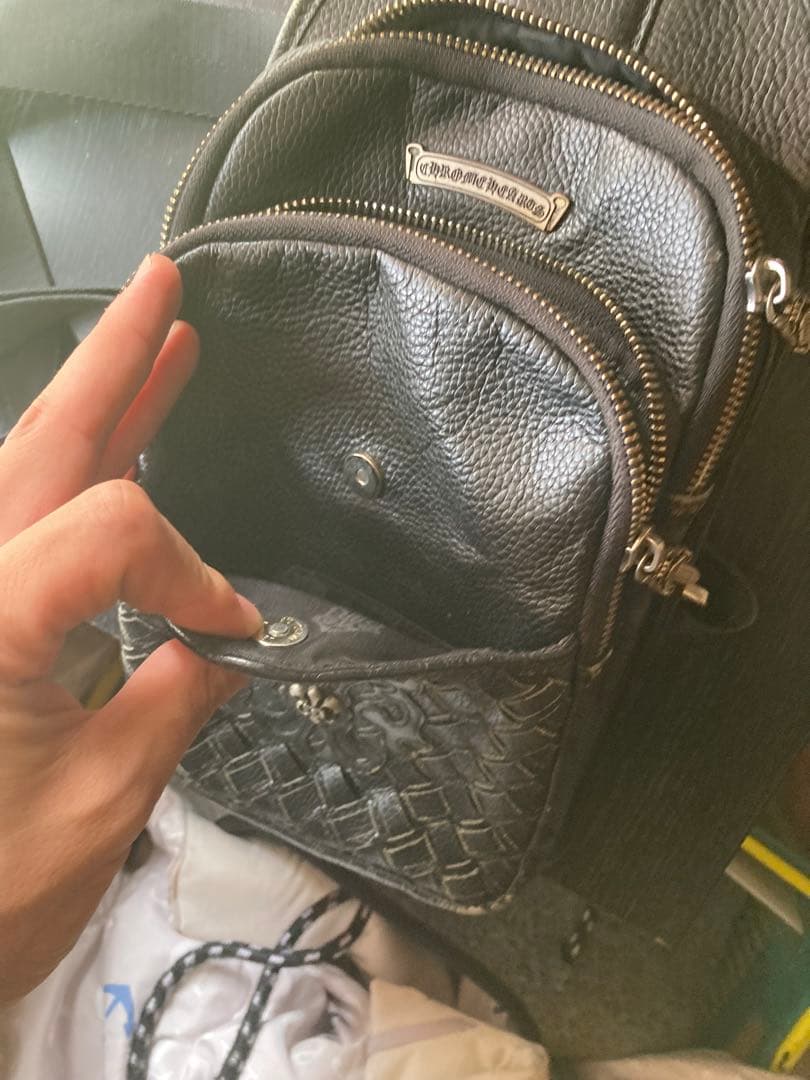 レザーショルダーバッグ フラワーエンブレム付き