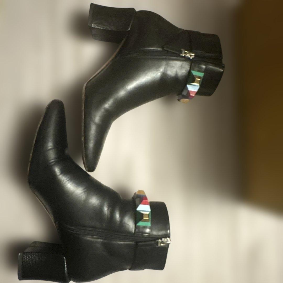 FENDI ブラックレザーショートブーツ　 スタッズ付き