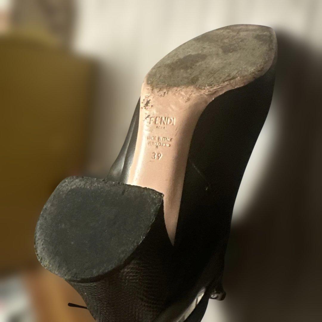 FENDI ブラックレザーショートブーツ　 スタッズ付き