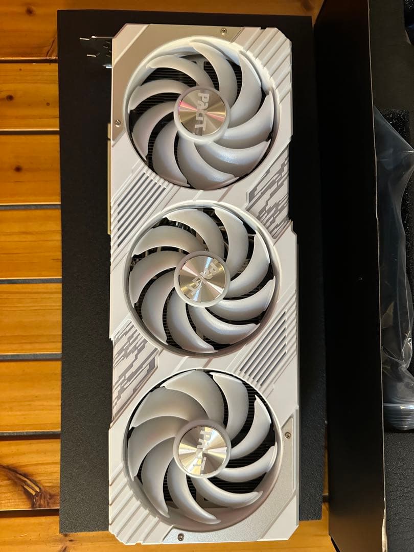 GeForce RTX 4070 Ti Super Whiteモデル