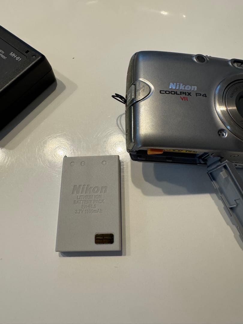 Nikon COOLPIX P4 コンパクトデジタルカメラ