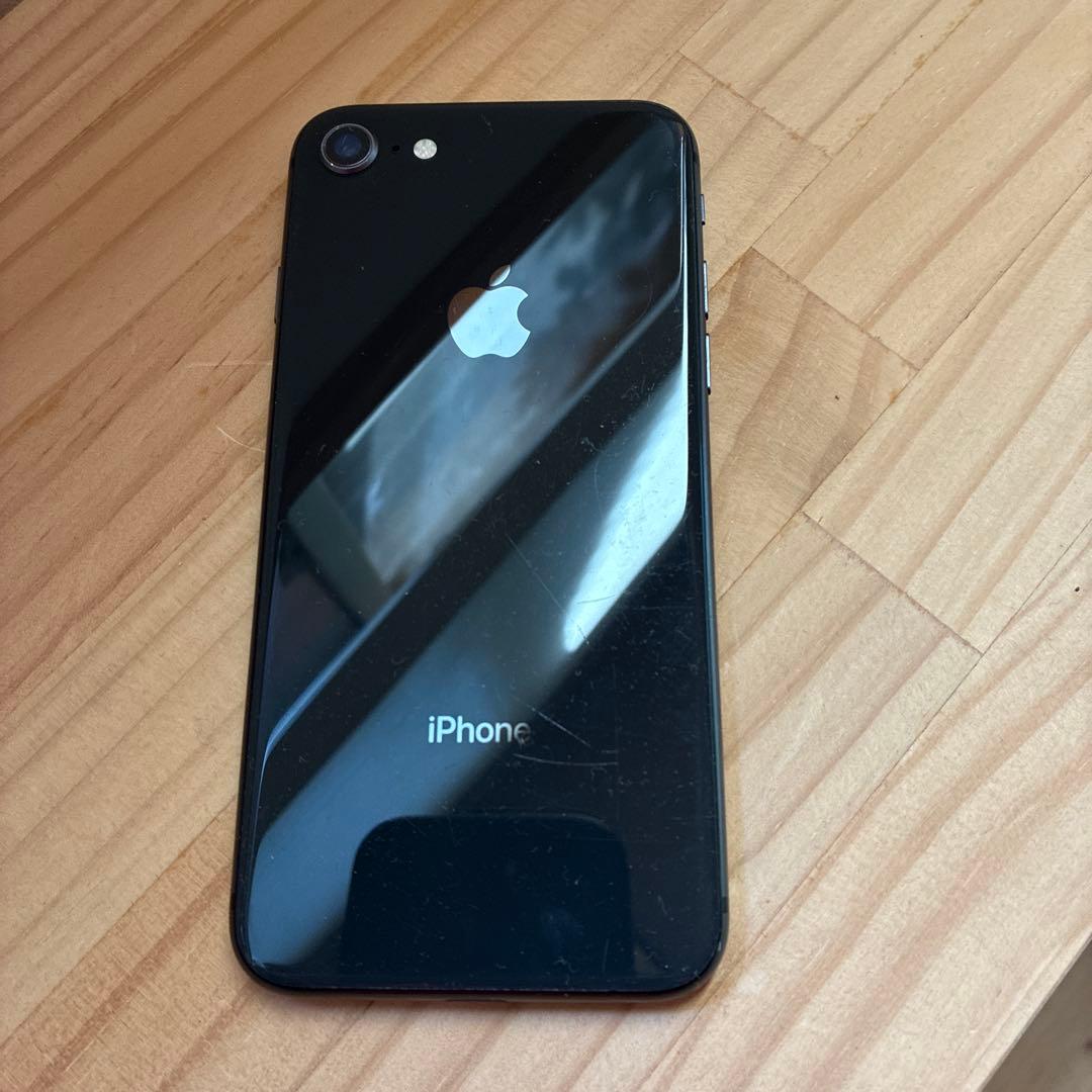 iPhone 8 ブラック 画面に傷あり　64GB