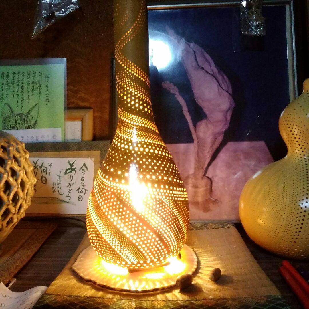 天然のひょうたんランプにLEDの台付きます