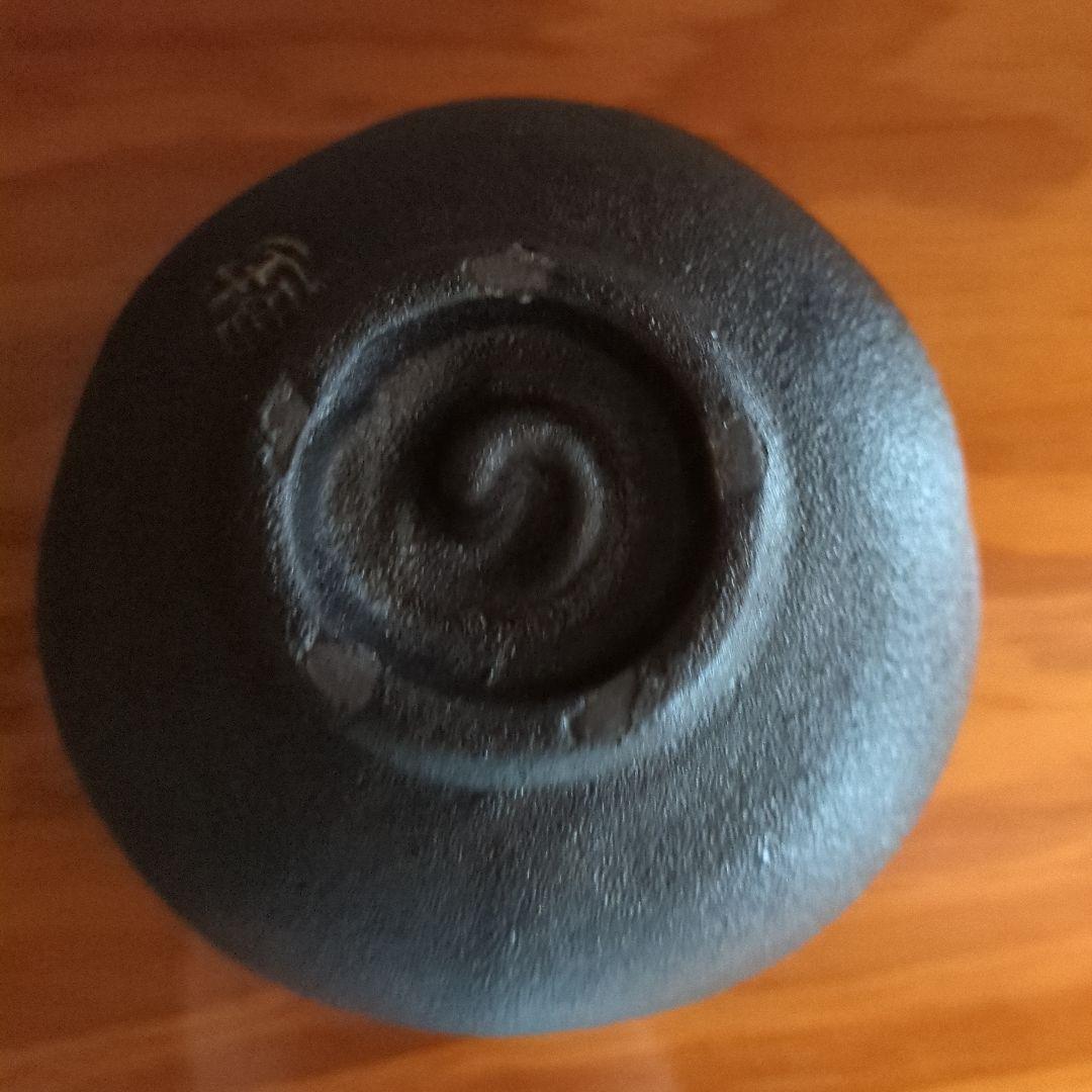 黒い茶碗 伝統的なデザイン　初代寒川栖豊　那智黒茶碗　黒楽茶碗
