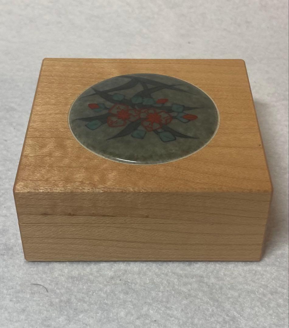 B291h 「色絵薄墨草花文 香合」十四代今泉今右衛門作　茶道具