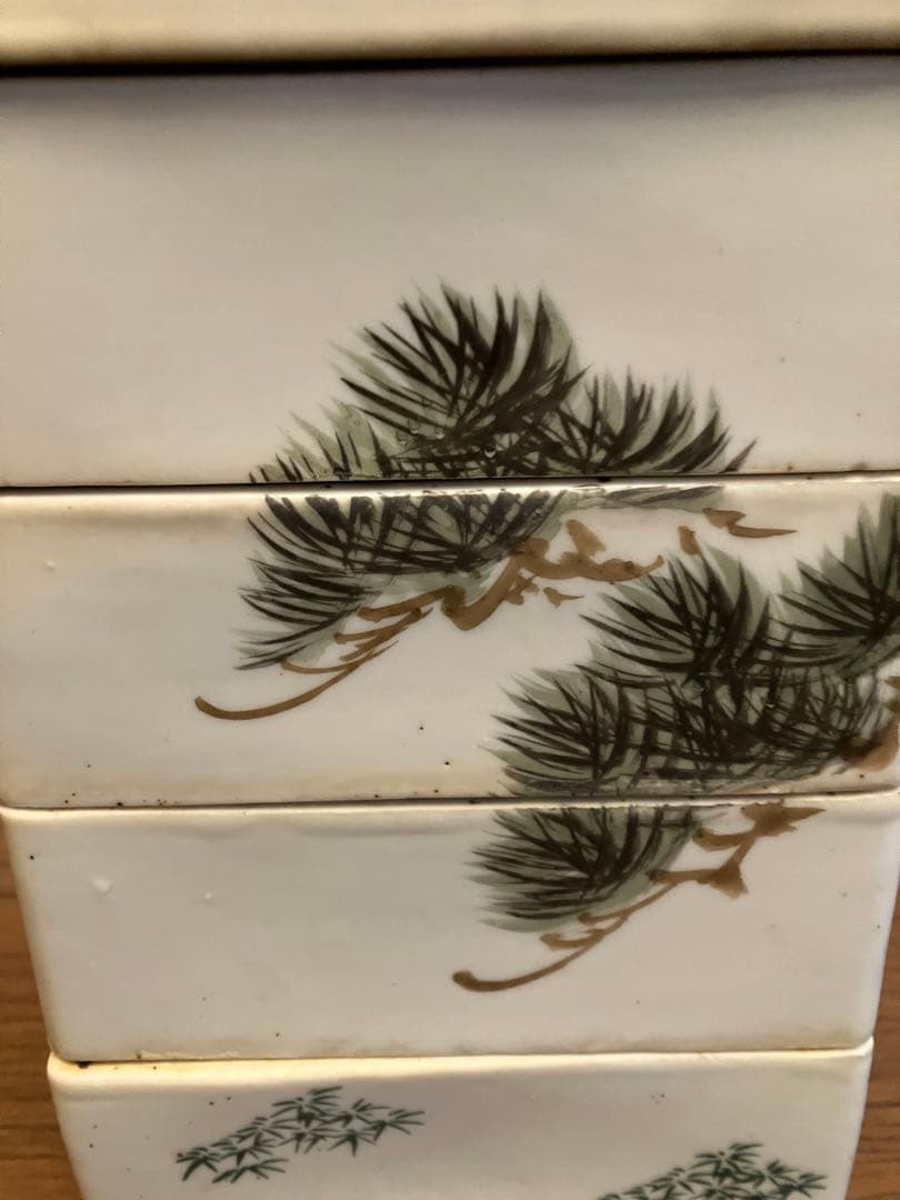 鶴と松の美しい絵柄が施された陶器製の4段重箱