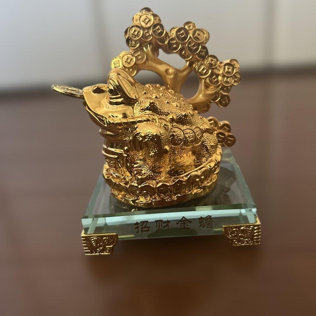 金色のカエルの置物 幸運の象徴
