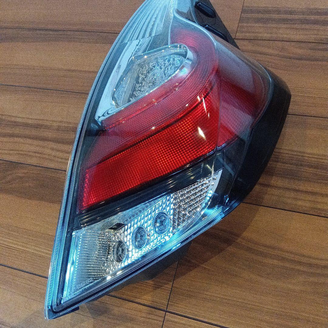 0300　　アクアnhp10 テールランプ　右