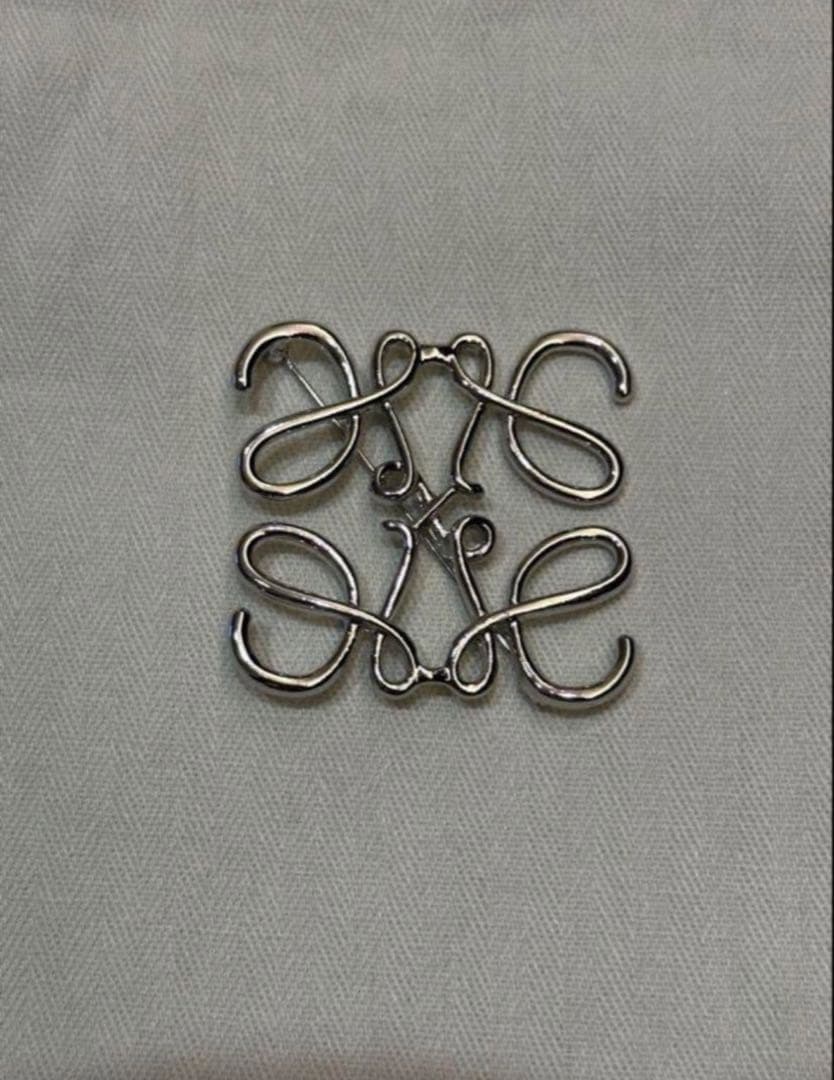 【期間限定価格】LOEWEアナグラムブローチ　シルバー