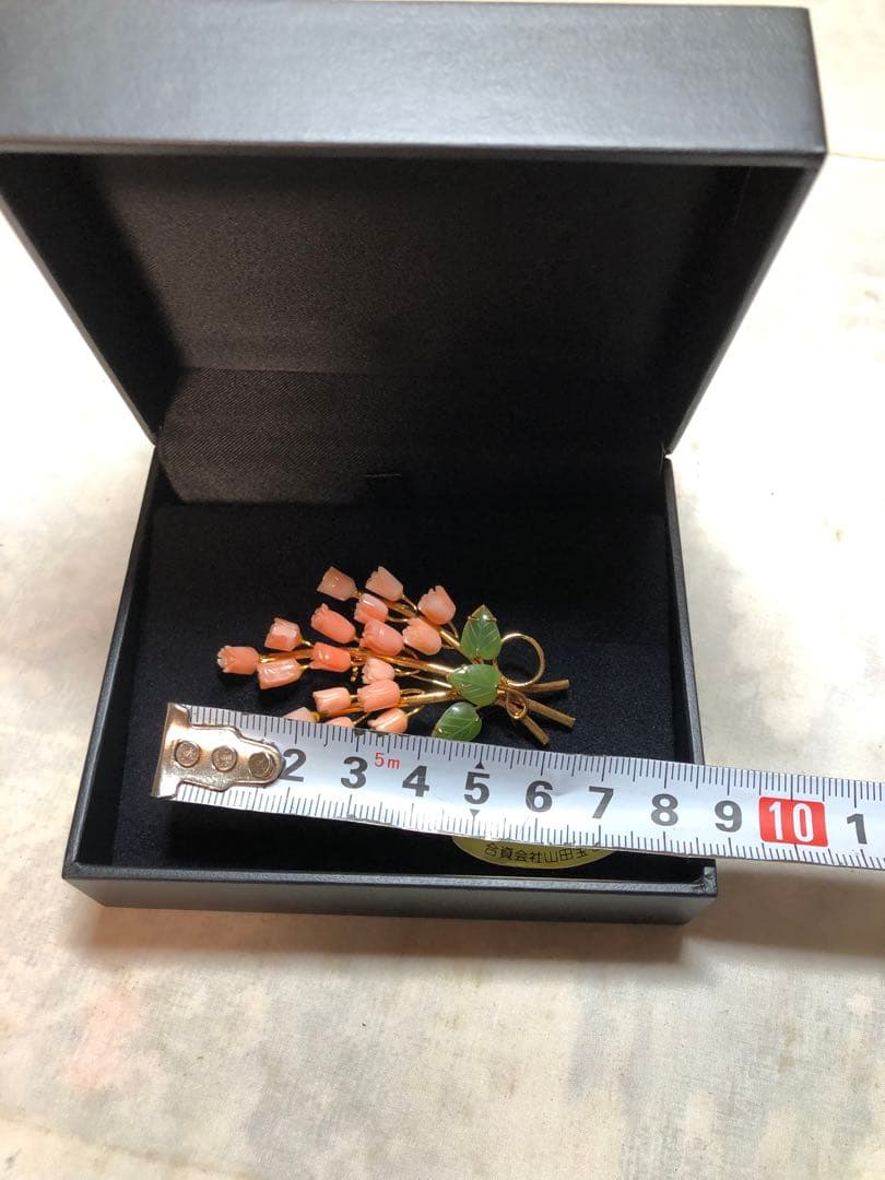 珊瑚　本さんご　ブローチ 珊瑚 花 彫刻 翡翠 葉 彫刻 フラワーモチーフ