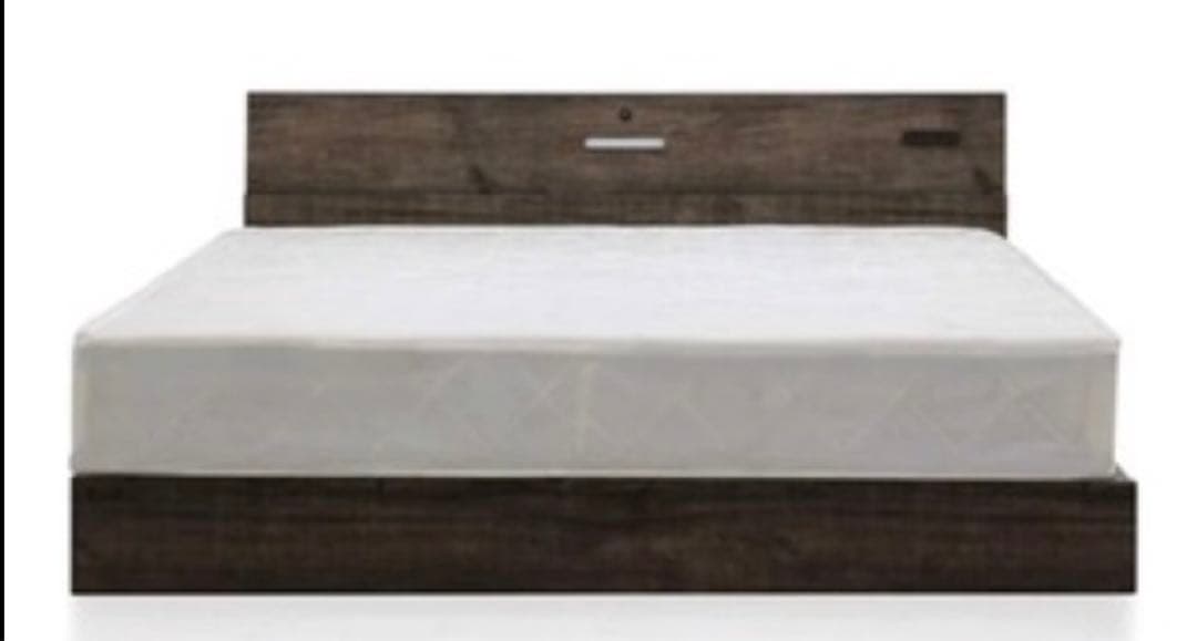 ダブルサイズのベッドフレームとマットレス セット 、コンセント付きで便利。