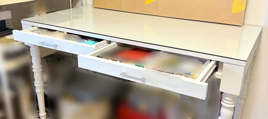 ホワイト木製デスク ガラス天板 アンティーク風　作業机