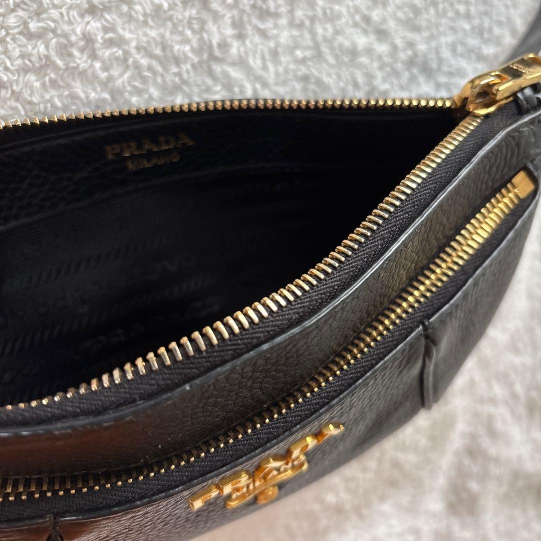PRADA ブラックレザーボディバッグ