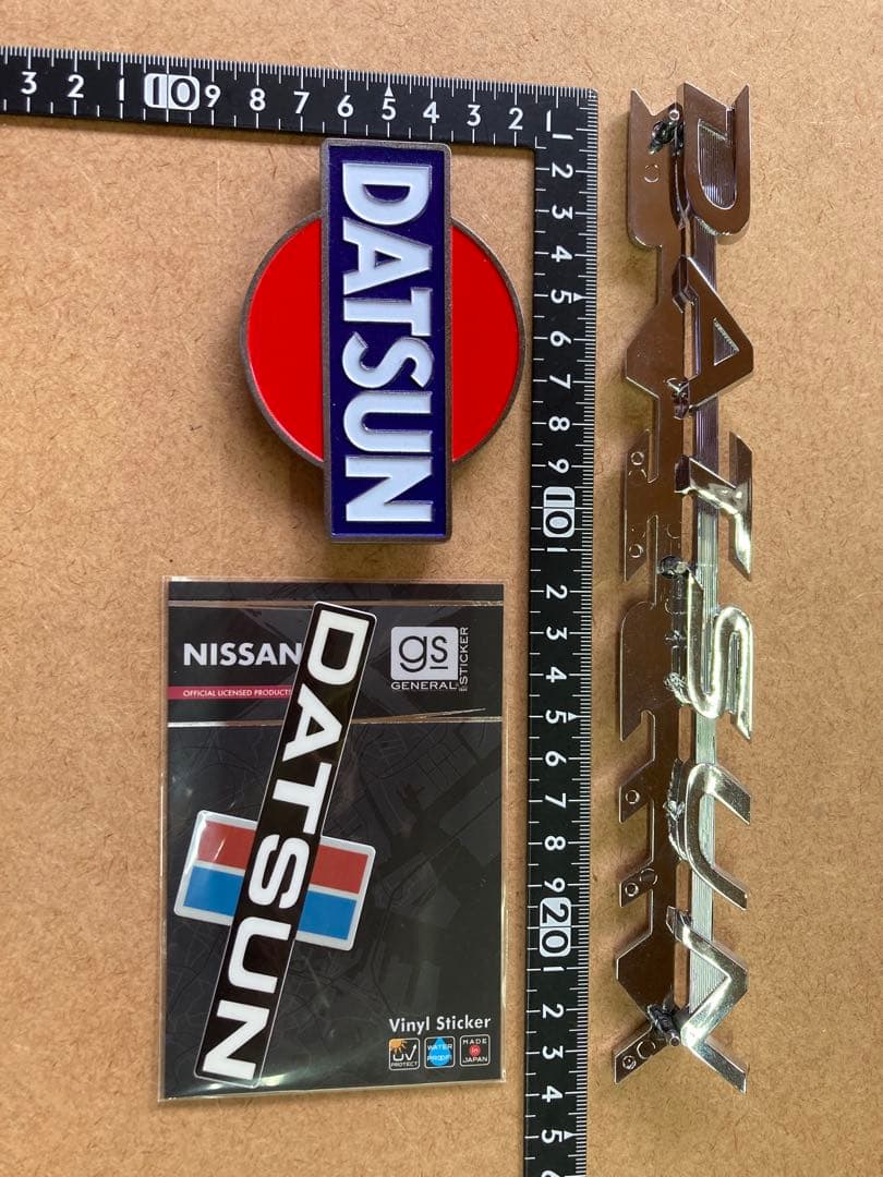 US.DATSUN メタルエンブレムとステッカーセット 貴重な物です