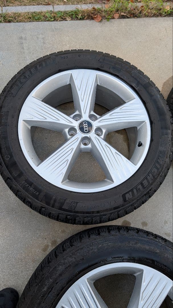 Q4 e-tronのAudi純正ホイールセット Michelinスタッドレス