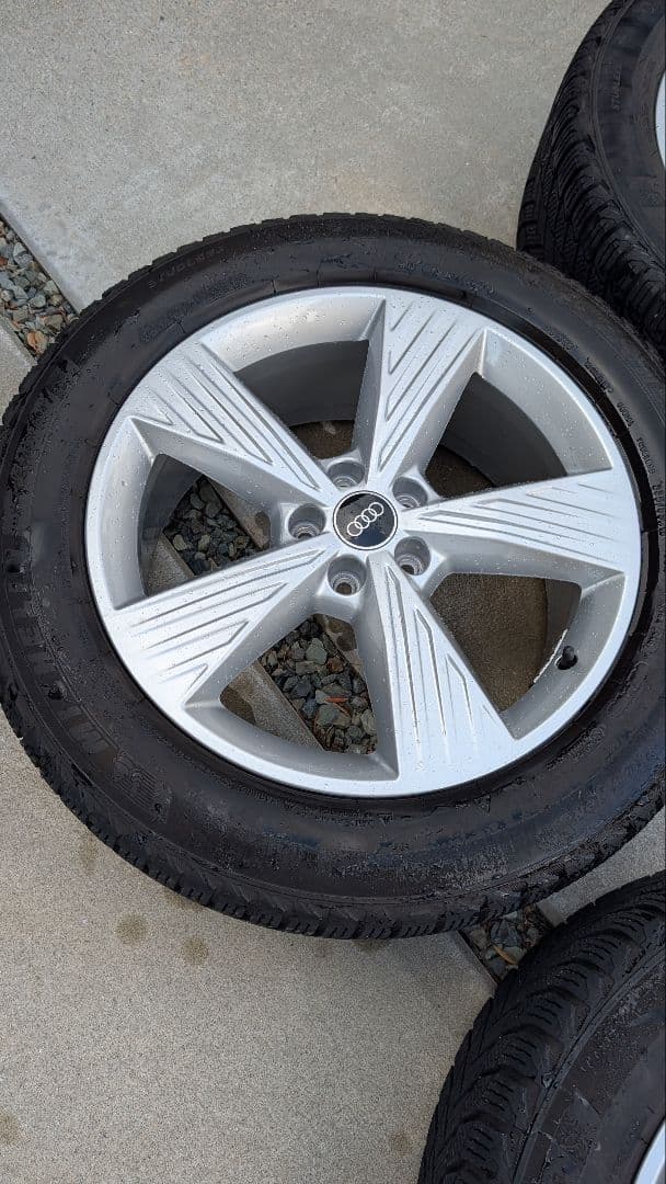 Q4 e-tronのAudi純正ホイールセット Michelinスタッドレス