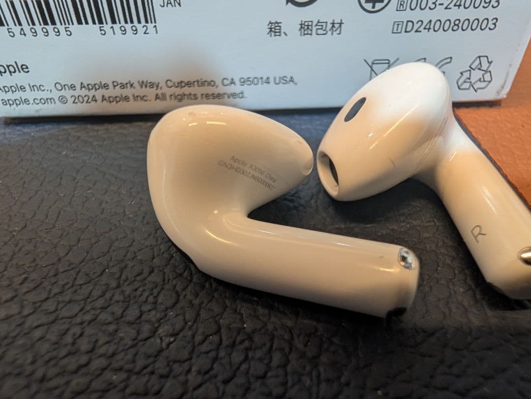 AirPods 4 (ANC)アクティブノイズキャンセリング搭載モデル。