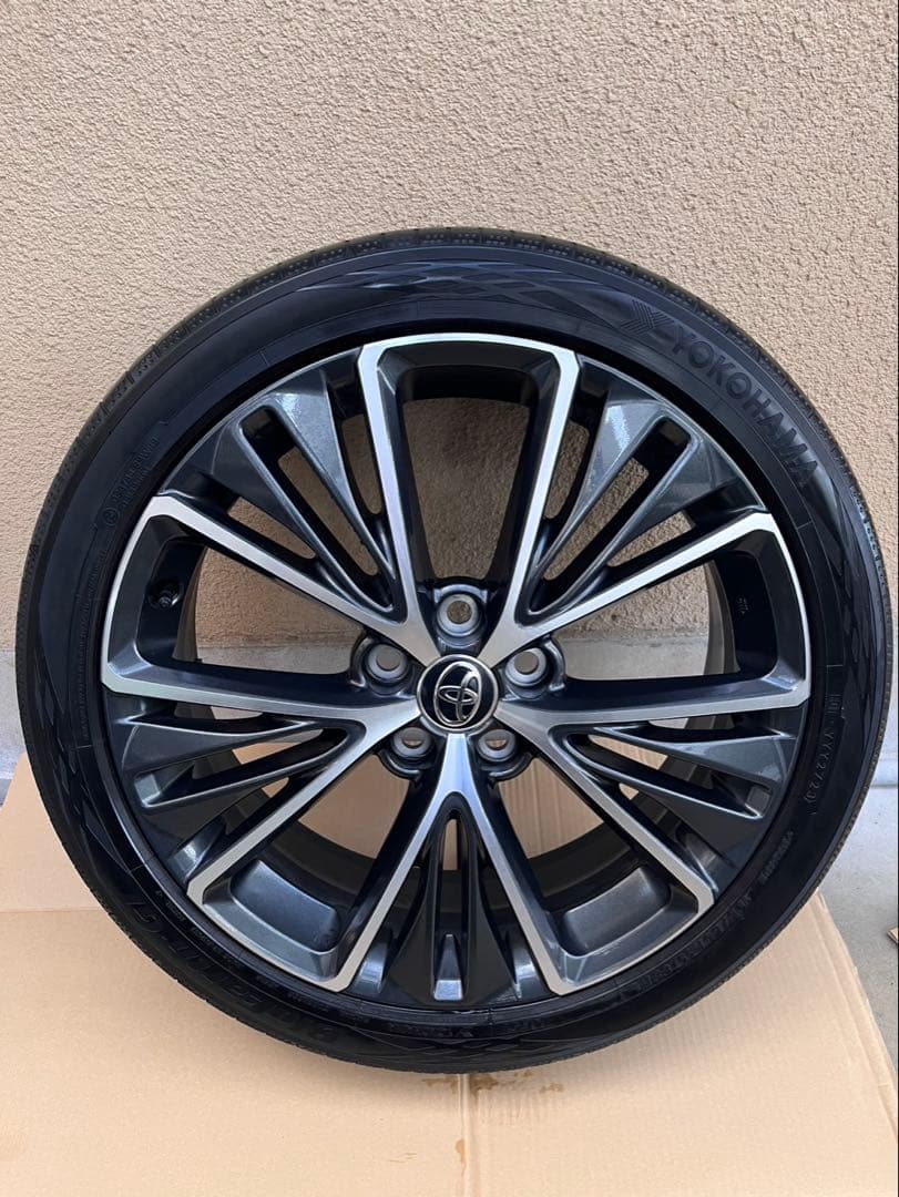 新型プリウス19インチ タイヤホイールセット