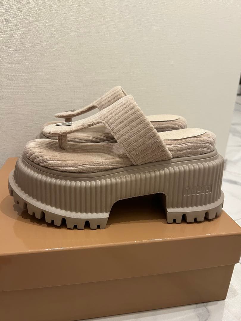 YELLO 厚底サンダル ベージュ