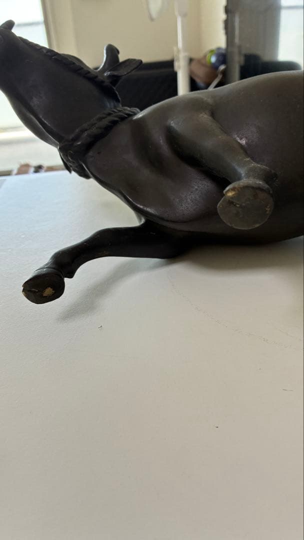 銅器牛に乗る人物像