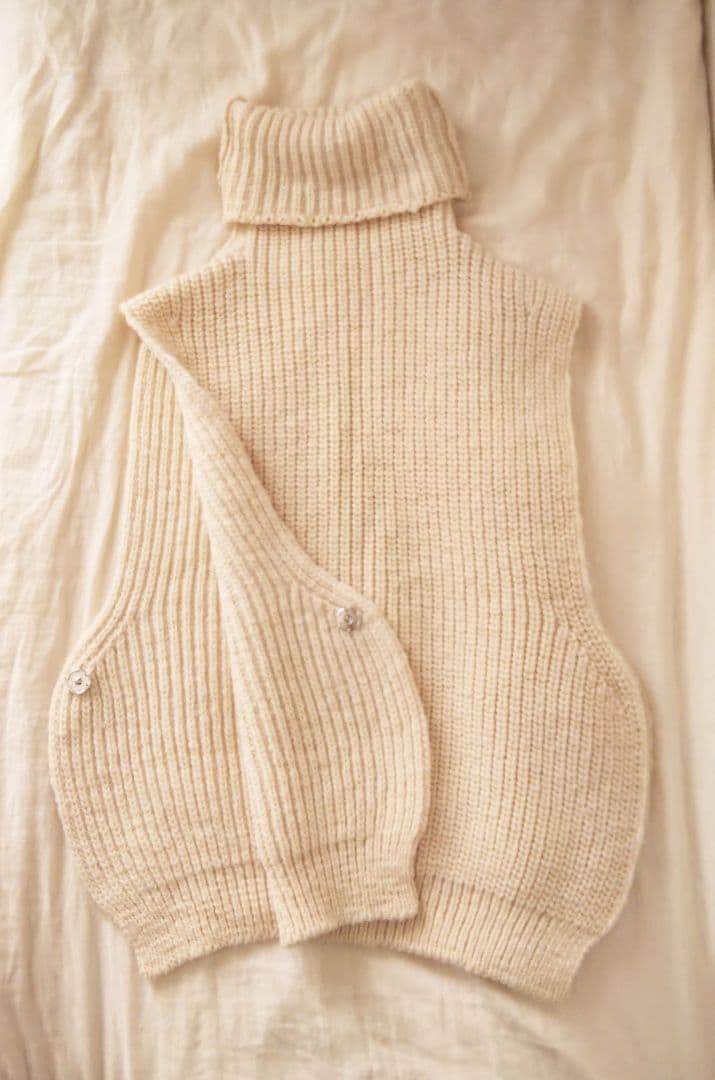 MAISON EUREKA TURTLE NECK WARMER VESTベスト