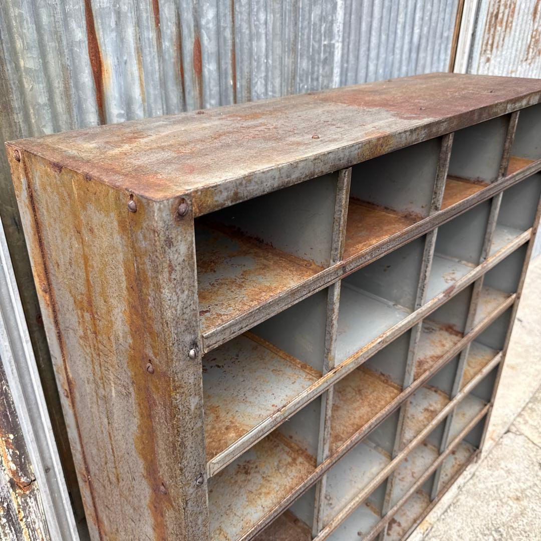 インダストリアル　古い錆たスチールラック 収納24個　ビンテージ　ガレージ