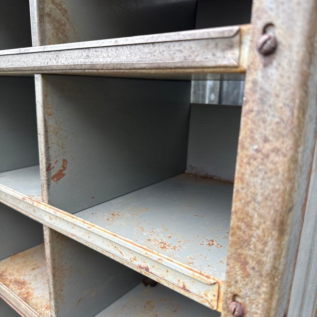 インダストリアル　古い錆たスチールラック 収納24個　ビンテージ　ガレージ