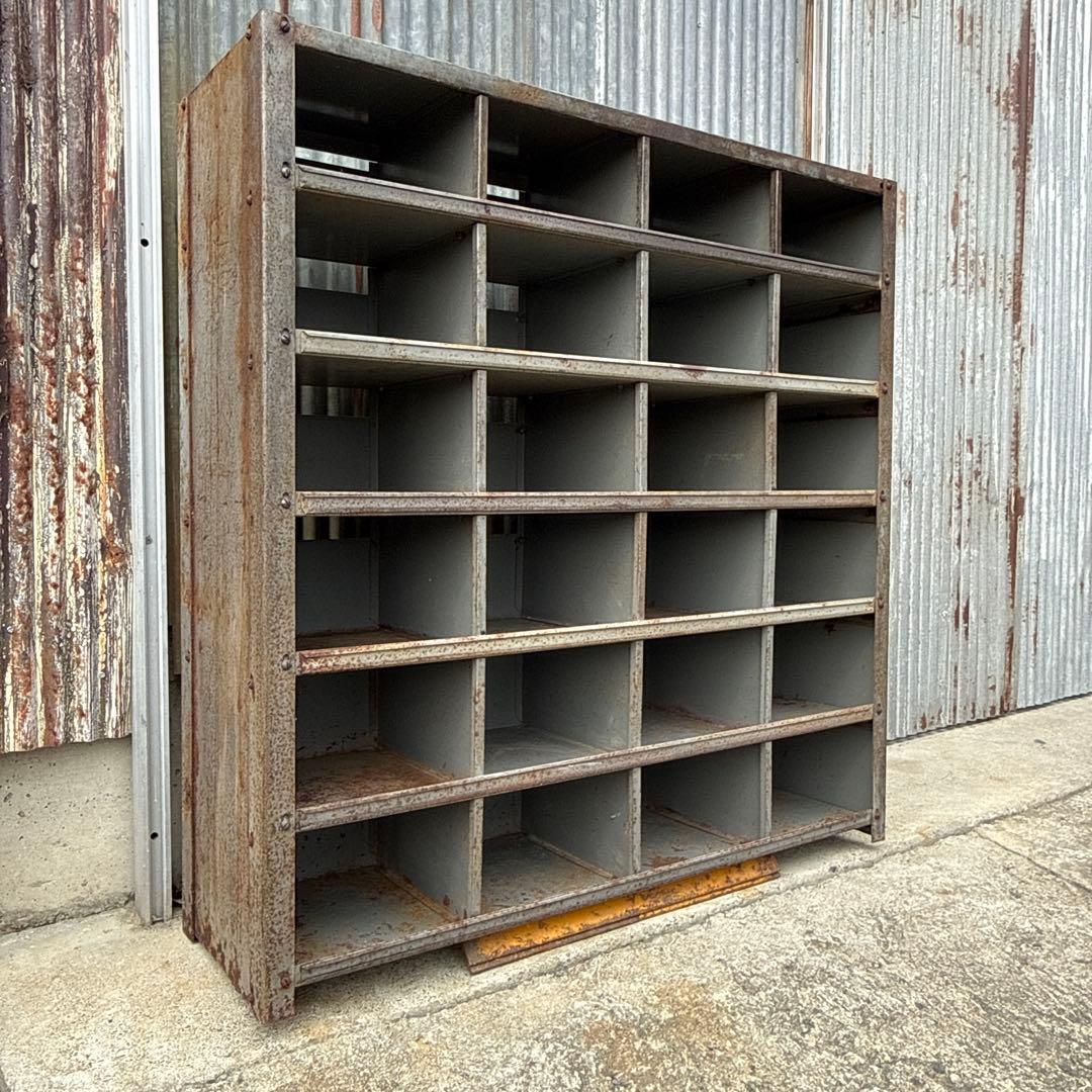 インダストリアル　古い錆たスチールラック 収納24個　ビンテージ　ガレージ