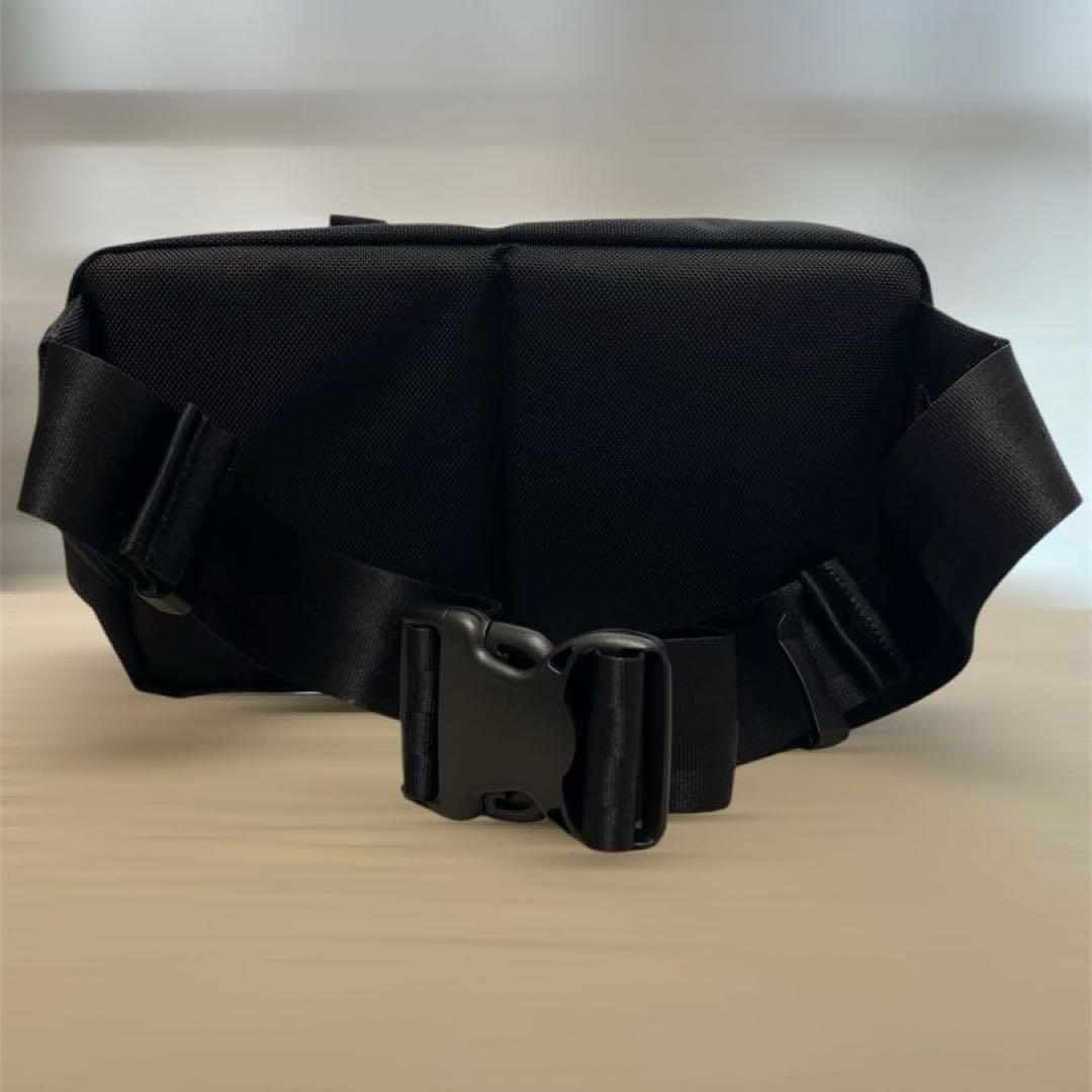 NEW ERA(R) × MARY QUANTスクエア ボディバッグ（ブラック）