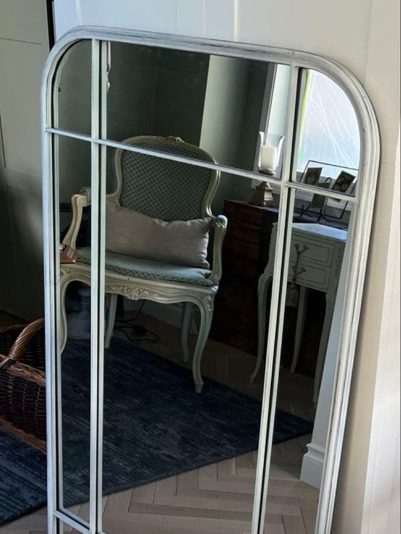 窓の形がおしゃれな、アイアンウィンドウミラー