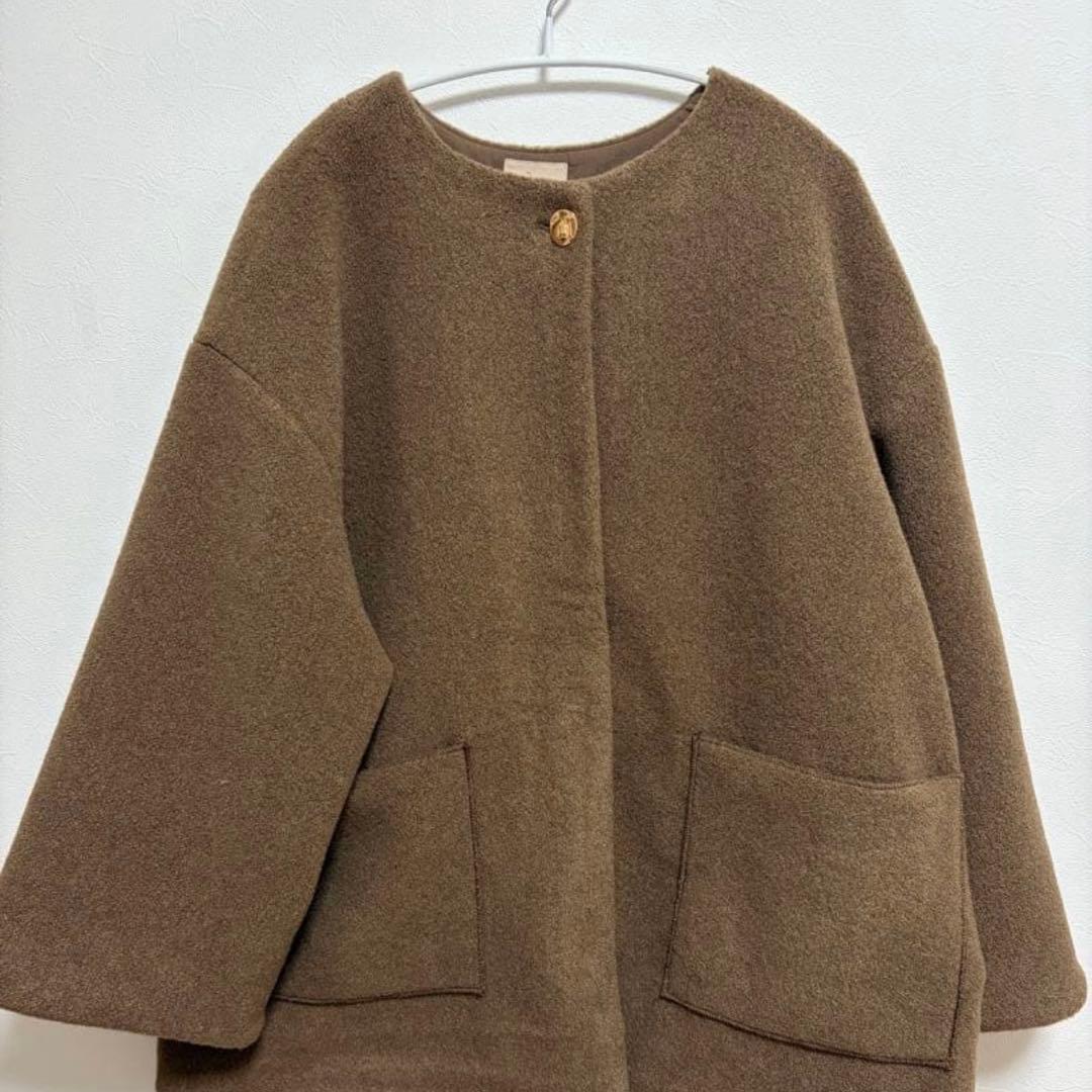 moi tytto ノーカラーボアミドルコート