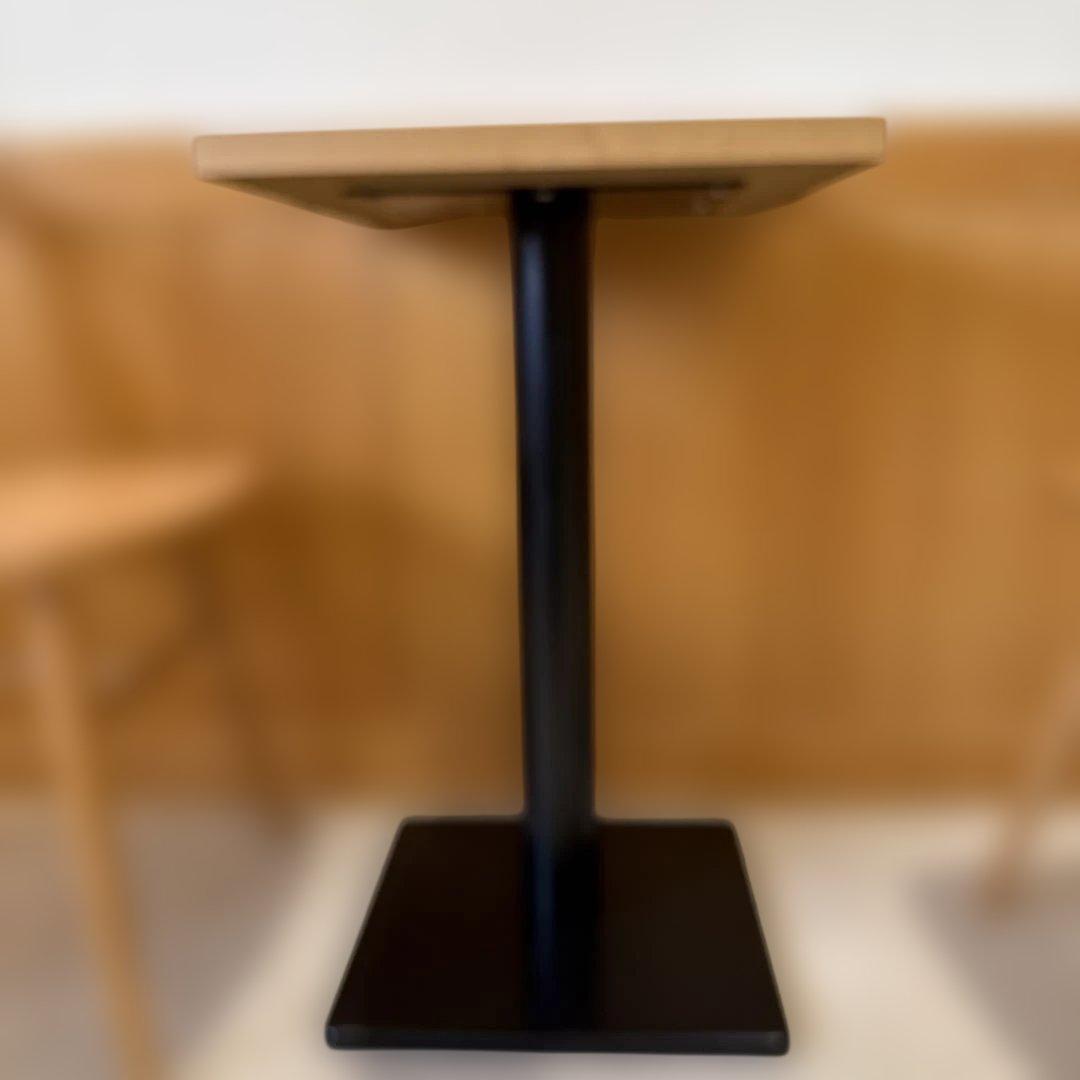 木製カフェテーブル１個とチェア２点セット