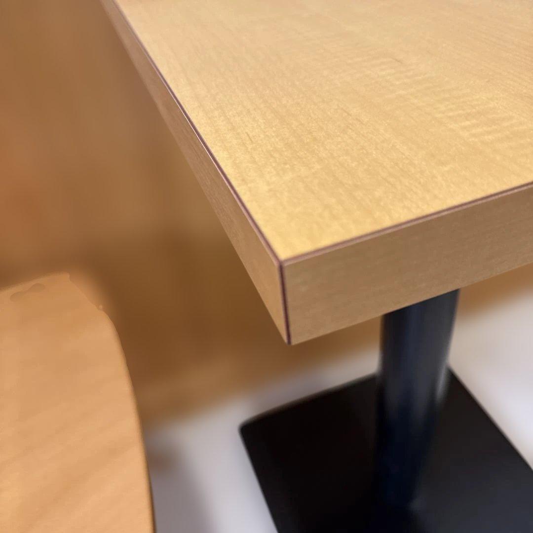 木製カフェテーブル１個とチェア２点セット