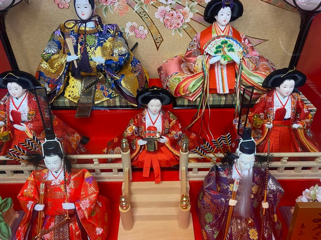 東京久月　雛人形オルゴール付き七人飾り・間口約６１×奥行約４０×高さ約４３㎝