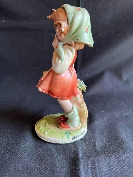 リチャードジノリ　カポディモンテ　フィギュリン「花を運ぶ少女」