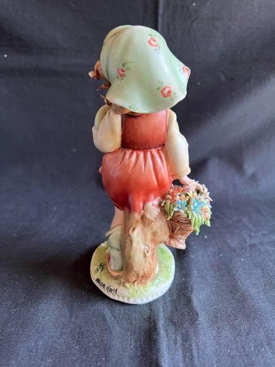リチャードジノリ　カポディモンテ　フィギュリン「花を運ぶ少女」