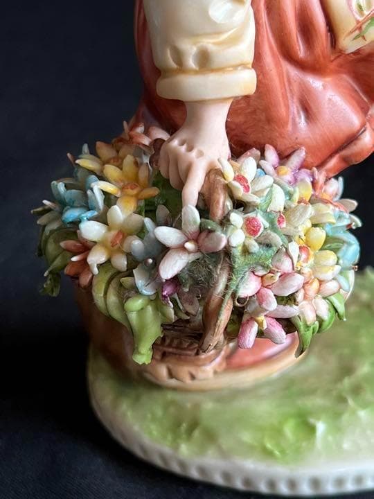 リチャードジノリ　カポディモンテ　フィギュリン「花を運ぶ少女」