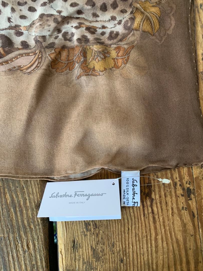 未使用品　サルヴァトーレフェラガモ 豹大判ストールスカーフ　長方形