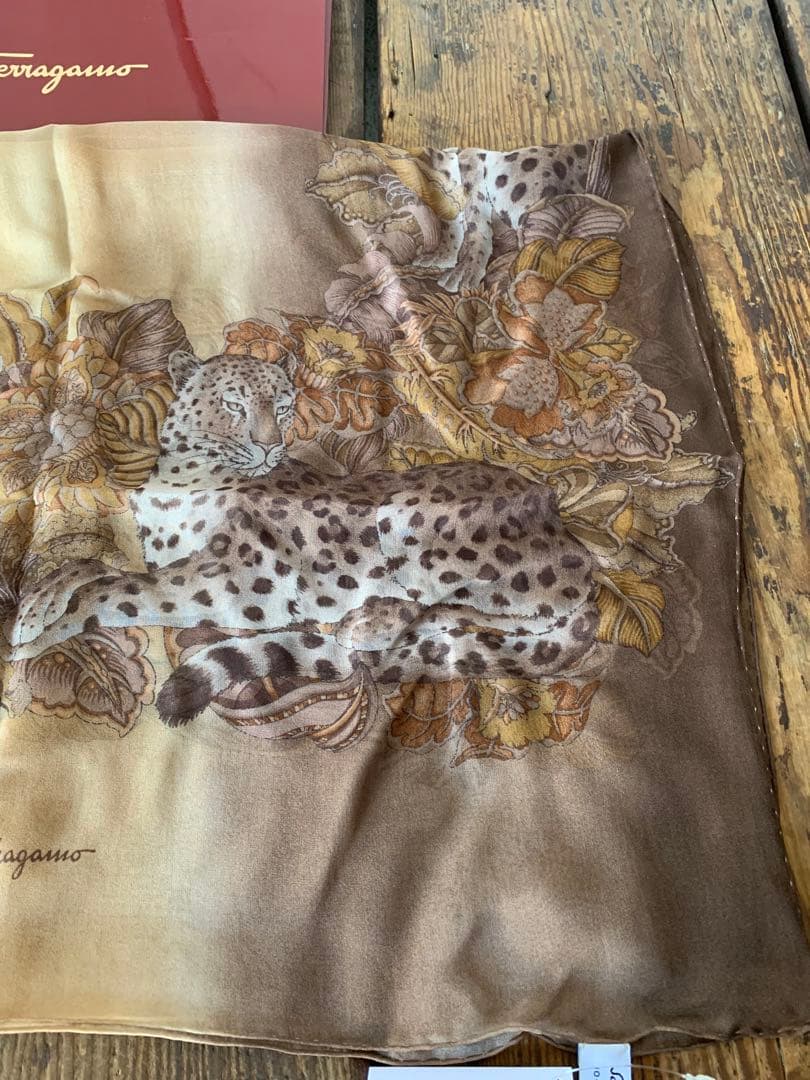 未使用品　サルヴァトーレフェラガモ 豹大判ストールスカーフ　長方形