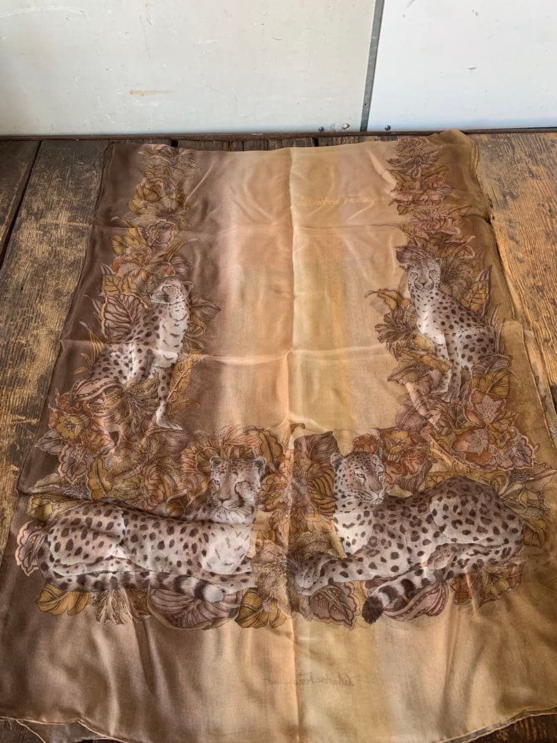 未使用品　サルヴァトーレフェラガモ 豹大判ストールスカーフ　長方形