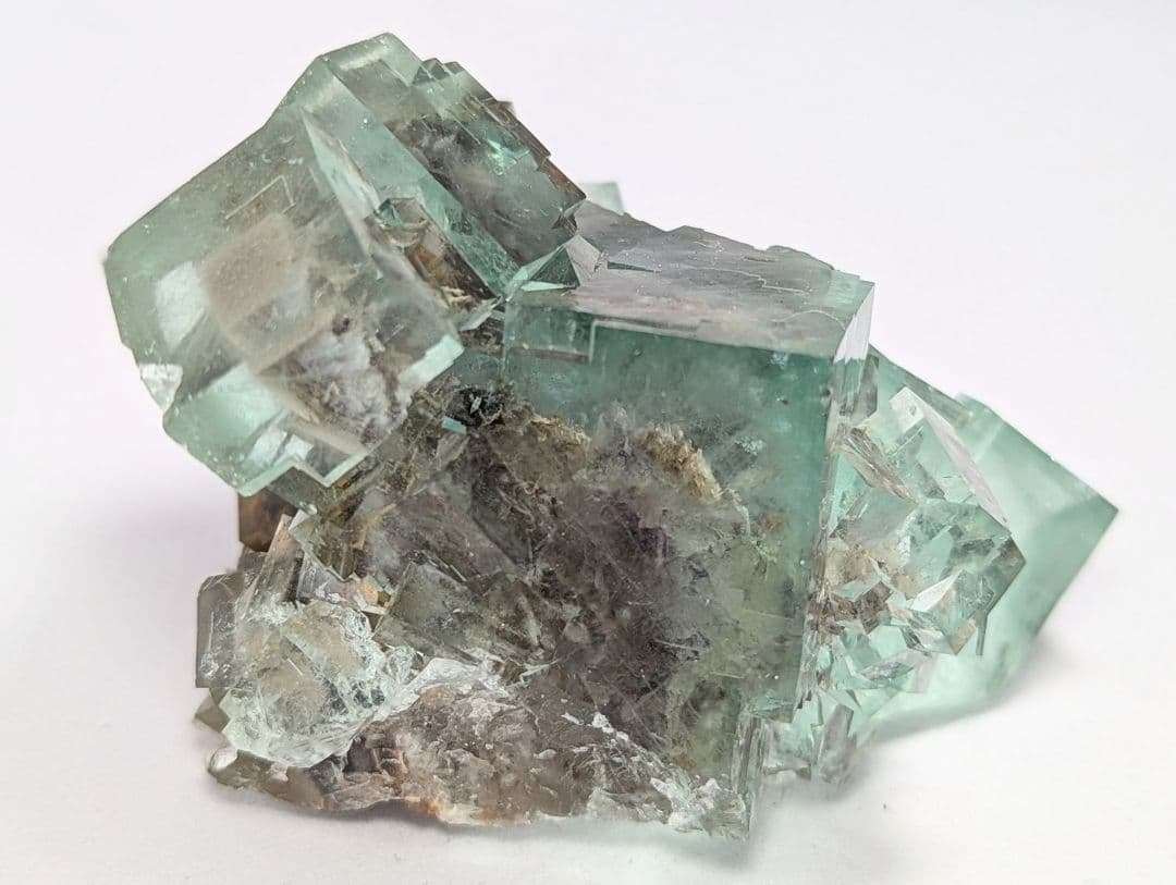 フローライトとヘマタイトの鉱物コレクション