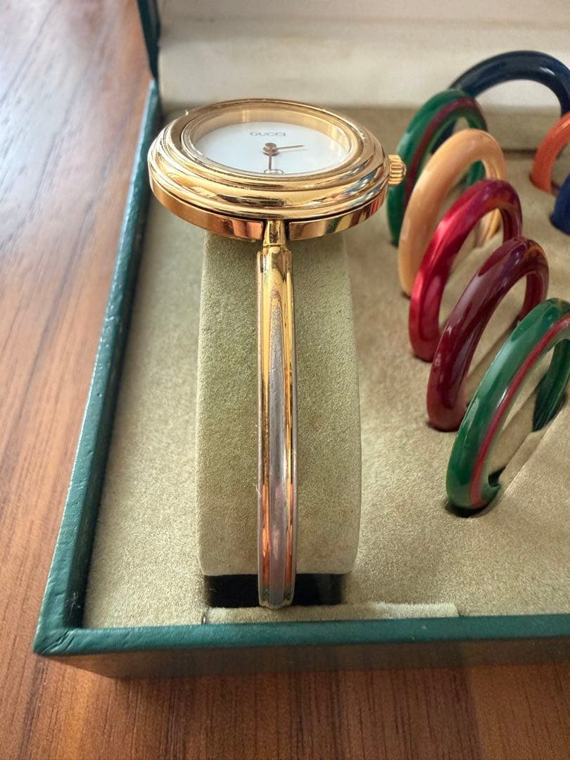 GUCCI ゴールド時計 カラーバンド付き