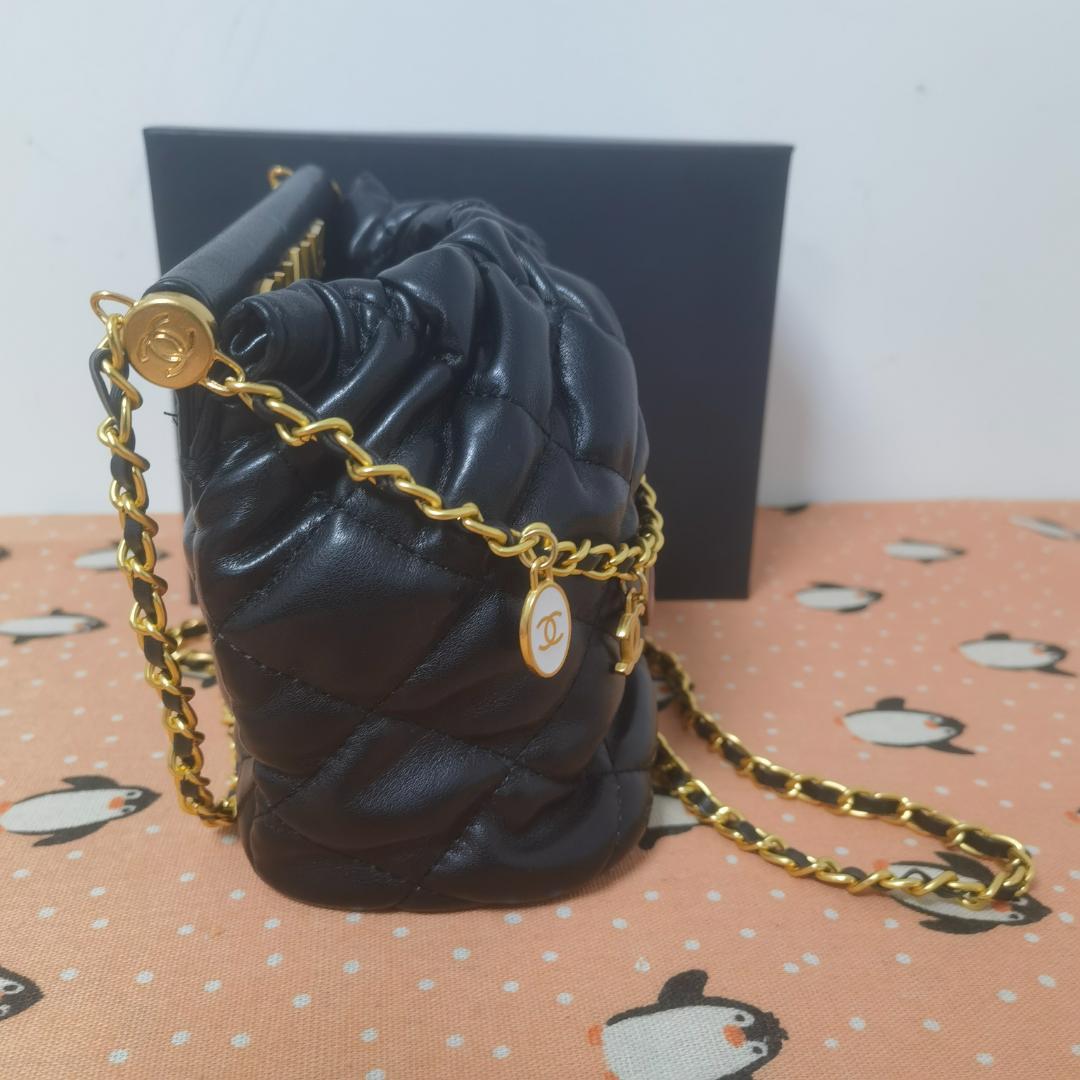 キルティング　ショルダーバッグ　チャーム　黒