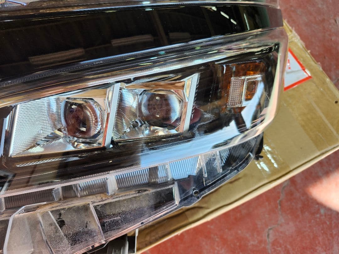 TOYOTA　ヴォクシー　左ヘッドライト