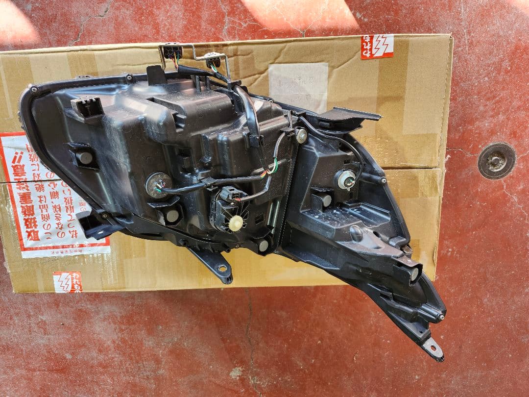 TOYOTA　ヴォクシー　左ヘッドライト