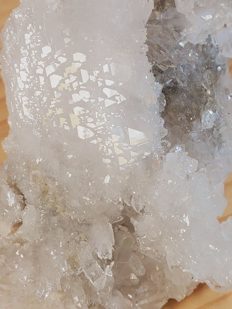 天使の輝き！約400g☆カテドラル水晶クラスター(龍穴あり)