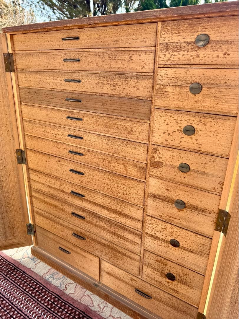 気づけば手放せない｜大正期 総桐 観音扉 小引出し箪笥