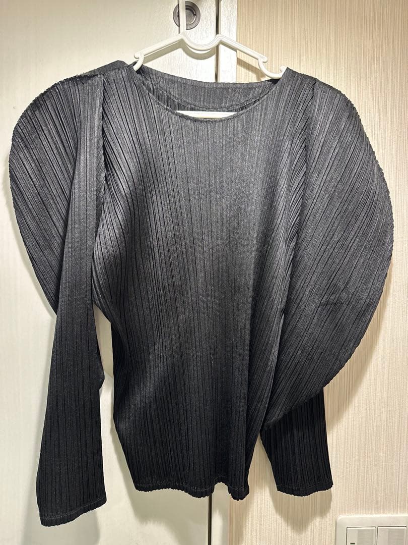 黒いプリーツバルーンスリーブシャツ